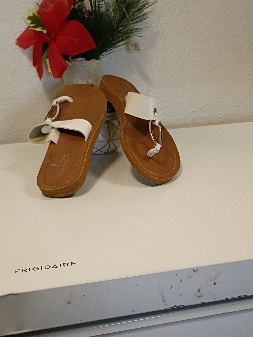 Women’s White Ring-Detail Toe-Ring Sandals with Tan Footbed